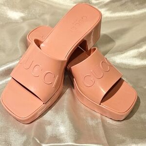 Gucci Women’s Rubber Slides pink size 35
